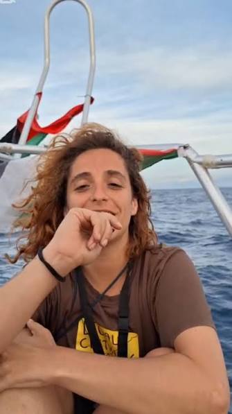 CambrolleMar's tweet photo. El Estado genocida de Israel rodea con barcos de guerra a la flotilla humanitaria que está a las puertas de Gaza, violando el derecho internacional y amenazando gravemente a las personas integrantes, todas civiles, de la misión humanitaria.
Malditos genocidas!!
Y malditos los Gobiernos que no hacen valer la legalidad, ni protegen a sus ciudadanos!!
Ni los Gobiernos internacionales, ni el Gobierno de España, que envió un buque para proteger a nuestras compatriotas y que ahora las abandona ante la fuerza armada israelí, pueden permanecer impasibles.
Exijimos que cumplan su función, protejan a la población civil y hagan valer el derecho internacional ante este matón del mundo que es el Estado genocida de Israel!!! 
@luciadalda @Serigne_Mbaye_ @alemvelasco_  Fuerza y Orgullo de nuestras compañeras de @PODEMOS 
#FreePalestine 🇵🇸