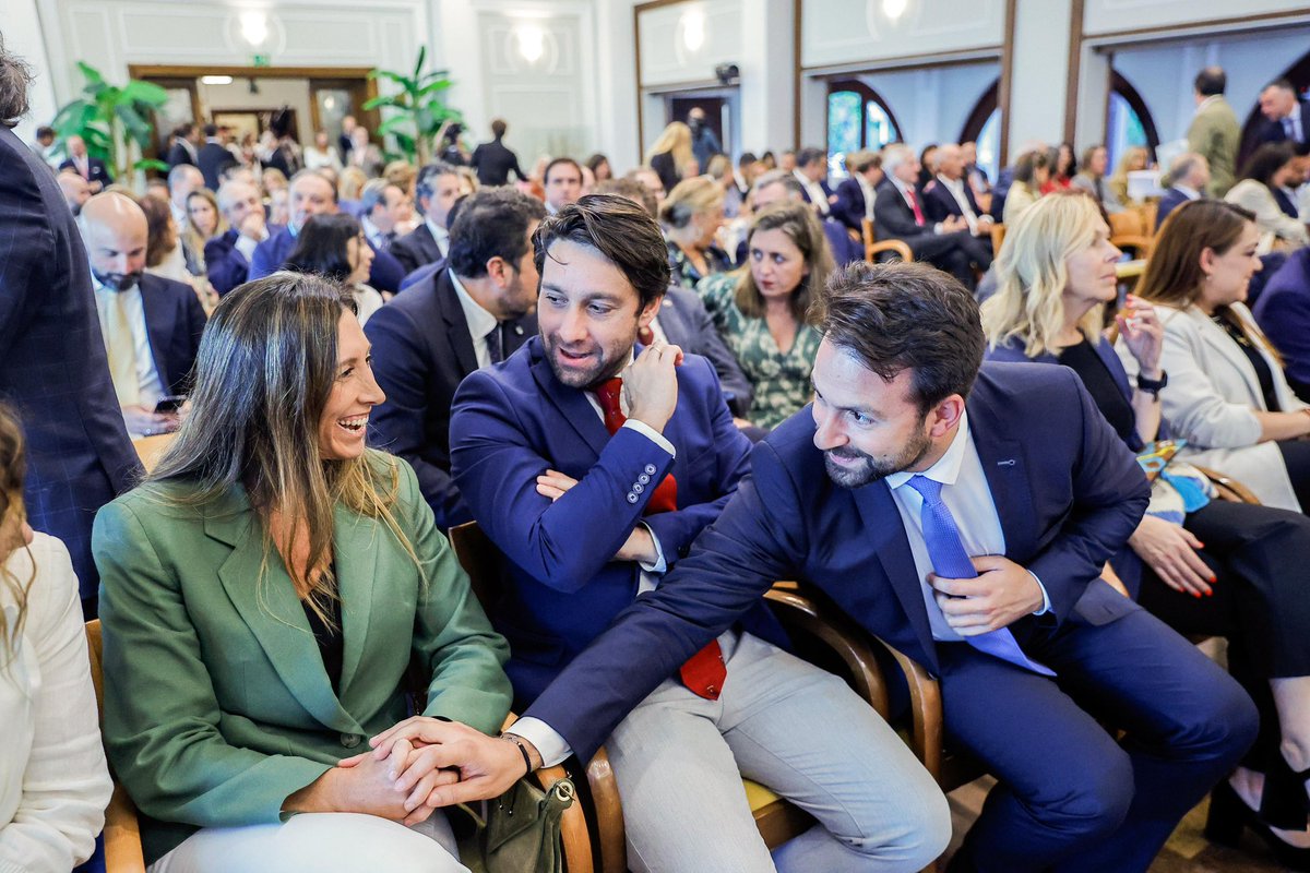 En Grupo Lacera están de enhorabuena, han recibido el XVI Premio Familia Empresaria de Asturias👏

<a href="/aruiz_88/">Andrés Ruiz</a> , <a href="/AngelaPumariega/">Angela Pumariega</a> y <a href="/AlvaroQueipo/">Álvaro Queipo</a> no han querido perderse la entrega, que premia la amplia trayectoria y la gran labor de las empresas familiares en nuestra región