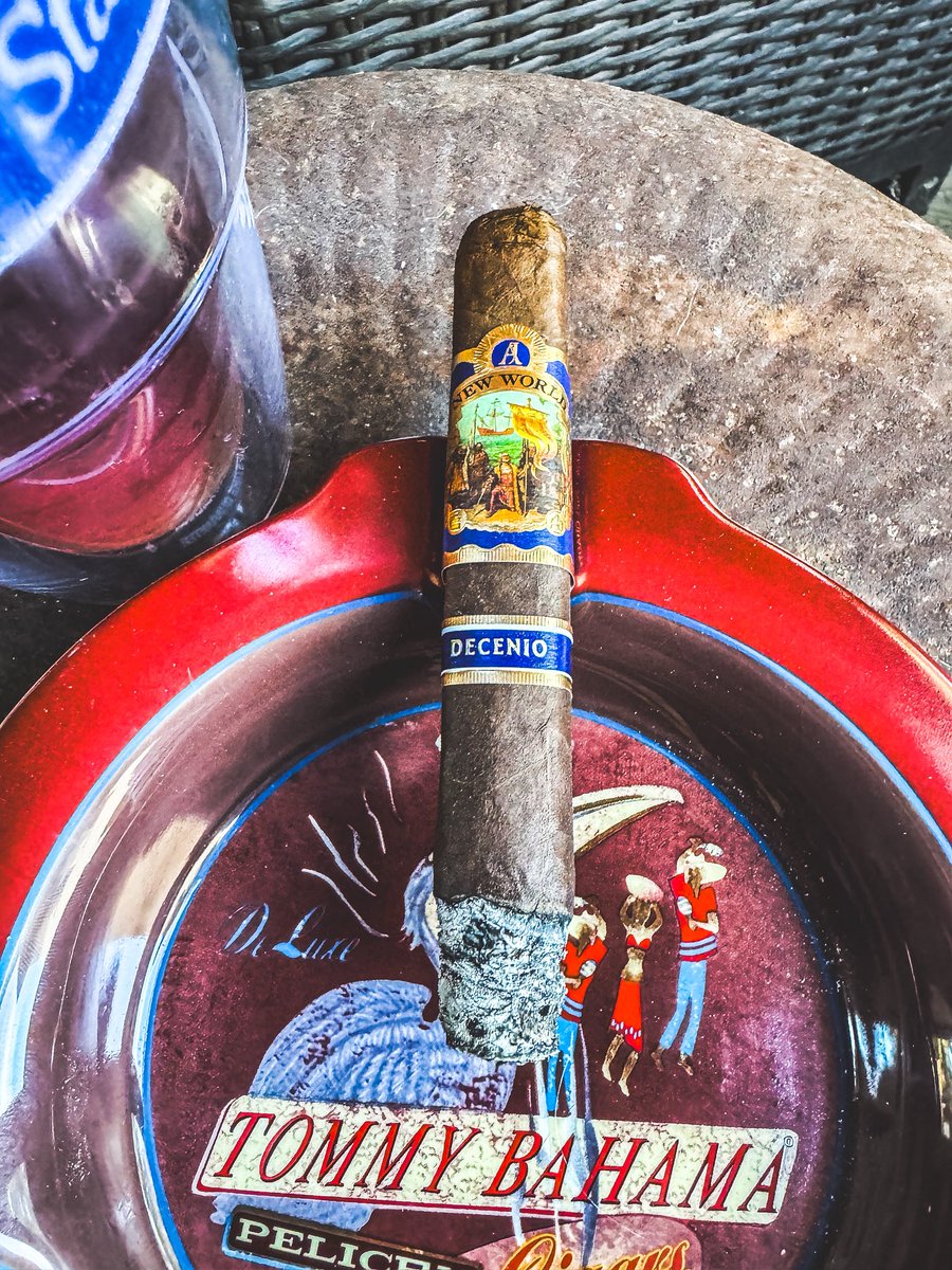 stogiedad's tweet photo. Afternoon smoke while I wrap up some quotes, then heading to the Homecoming Parade to see my daughter.  #nowsmoking an @AJFcigars #NewWorld #Decenio and thoroughly enjoying it!  #CigarsOnX #CigarLife #BOTL https://t.co/jrJAMjHZfs