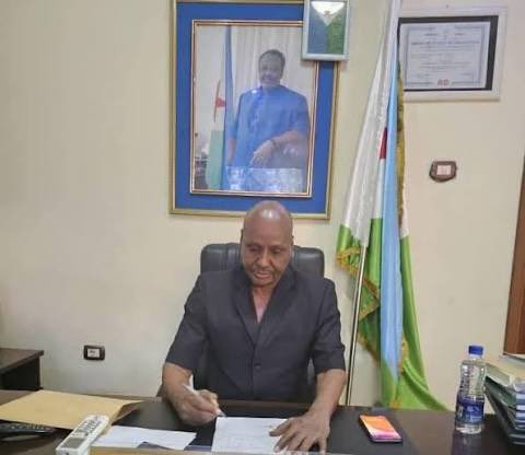 LiveDjib's tweet photo. COMMUNIQUÉ DU CONSULAT  GÉNÉRAL DE LA RÉPUBLIQUE DE DJIBOUTI À DIRE DAWA

À l’attention des Djiboutiennes et Djiboutiens projetant de se rendre en Éthiopie

Afin de garantir un séjour sûr, régulier et serein en République fédérale d’Éthiopie,
le Consulat général rappelle les dispositions suivantes :

Avant le départ
 • Passeport : assurez-vous de détenir un passeport dont la validité résiduelle est d’au moins six (6) mois à la date de votre départ.
 • Visa : en tant que ressortissant djiboutien, vous bénéficiez d’un visa gratuit d’une durée de trois mois. À l’expiration, il peut être renouvelé en sortant du territoire éthiopien puis en y revenant conformément aux règles en vigueur.
 • Cachets obligatoires : veillez à ce que figurent sur votre passeport le cachet de sortie de la République de Djibouti et le cachet d’entrée de l’Éthiopie.

À l’arrivée à Dire Dawa
 • Enregistrement consulaire : merci de vous enregistrer au Consulat général dès votre arrivée, afin de faciliter toute démarche et assistance durant votre séjour.

Pour les automobilistes
 • Autorisation de séjour : à la frontière, sollicitez une autorisation de séjour de trois (3) mois, renouvelable.

Sécurité et conduite à tenir
 • Déplacements nocturnes : il est vivement déconseillé de circuler la nuit sur la RN1 à cause de la densité du trafic des poids lourds pour votre sécurité.
 • Signalement des incidents : en cas d’événement ou d’incident au cours du séjour, informez sans délai le Consulat au numéro d’urgence communiqué lors de votre enregistrement.

Pénalités et sanctions prévues par la réglementation éthiopienne
 • Dépassement de séjour : toute infraction à la durée légale de séjour donne lieu à une pénalité de 100 USD, majorée de 10 USD par jour de retard, payable à Dawale.
 • Absence de cachet d’entrée : en cas de défaut de cachet d’entrée ou de sortie sur le territoire éthiopien, le passeport sera retenu et transmis à Addis-Abeba pour le règlement de la pénalité due.

Le Consulat général de la République de Djibouti à Dire Dawa vous remercie de votre coopération et demeure à votre disposition pour tout complément d’information utile.

#Djibouti