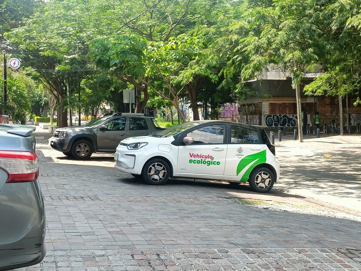 errede_ro's tweet photo. Vehículo ecológico del @GuadalajaraGob poniendo el ejemplo de NO estacionarse sobre la banqueta 👏👏 bravo!! @mafaldawario https://t.co/s5mYrjHTTZ