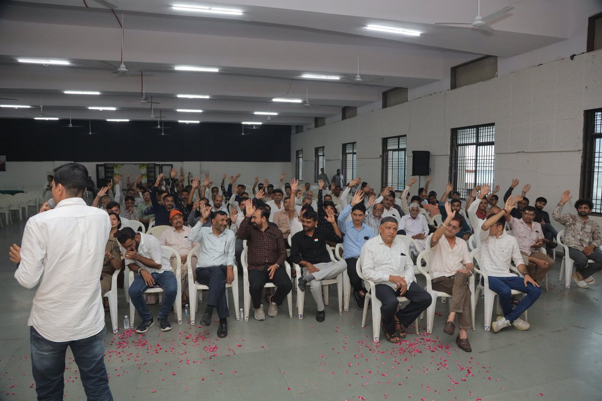 ShaileshDevgan4's tweet photo. મારા જન્મદિવસ નિમિત્તે અમારા ગ્રુપ દ્વારા લોક ઉપયોગી સેમિનાર માં પધારેલ અને સફળ બનાવવા માં દરેક ભાઈઓ,બહેનો,વડીલો,યુવા મિત્રો,તમામ સહયોગી મિત્રો,વકતાશ્રી, સામાજીક અને રાજકીય આગેવાનો અને શ્રોતા ગણ નો ખૂબ ખૂબ આભાર..🙏👍 https://t.co/nmYwfDPVPh