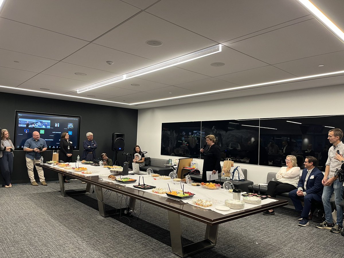 A farewell to <a href="/BostonTeresa/">Teresa Hanafin</a> in the <a href="/BostonGlobe/">The Boston Globe</a> newsroom - an amazing 40 year run for a legend (who guided the creation of the first Globe Twitter account)