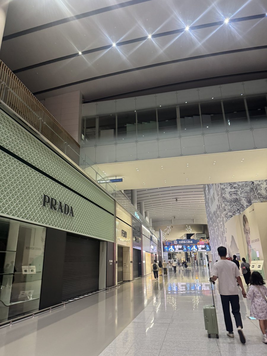 rmonm96's tweet photo. 仁川空港第2ターミナル7時の飛行機だけど
全然余裕だった〜！ストライキの心配して3時間前にきたけど大丈夫で暇になった😌

出国する時の検査場はめっちゃ並んでて時間かかりそうって思ったけど反対側は列なかったからよく見ること大事🤩

#韓国 https://t.co/G4FboMgOYr