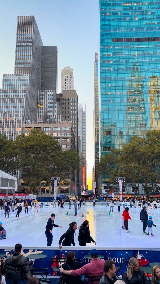bryantparknyc's tweet image. Only a few more weeks until this is our view again 😌⛸️❄️. 

Skate tickets are NOW LIVE for The Rink at @BankofAmerica Winter Village ☃️! Reserve your tickets today before they’re gone. 

Book now: book.peek.com/s/6e2f0590-d64…
