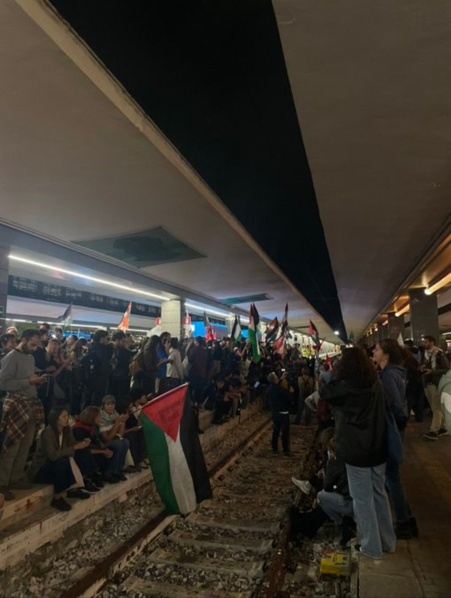 İtalyanlar, Sumud Filosu'na destek olmak ve hükümetin tavrını protesto etmek için Napoli'de tren raylarını kuşattı

Nehirden Denize Özgür Filistin
#GlobalSumudFlotilla
#FreePalestine
 #nazisrael
Benim Gündemim Sumud
#MyAgendaSumud