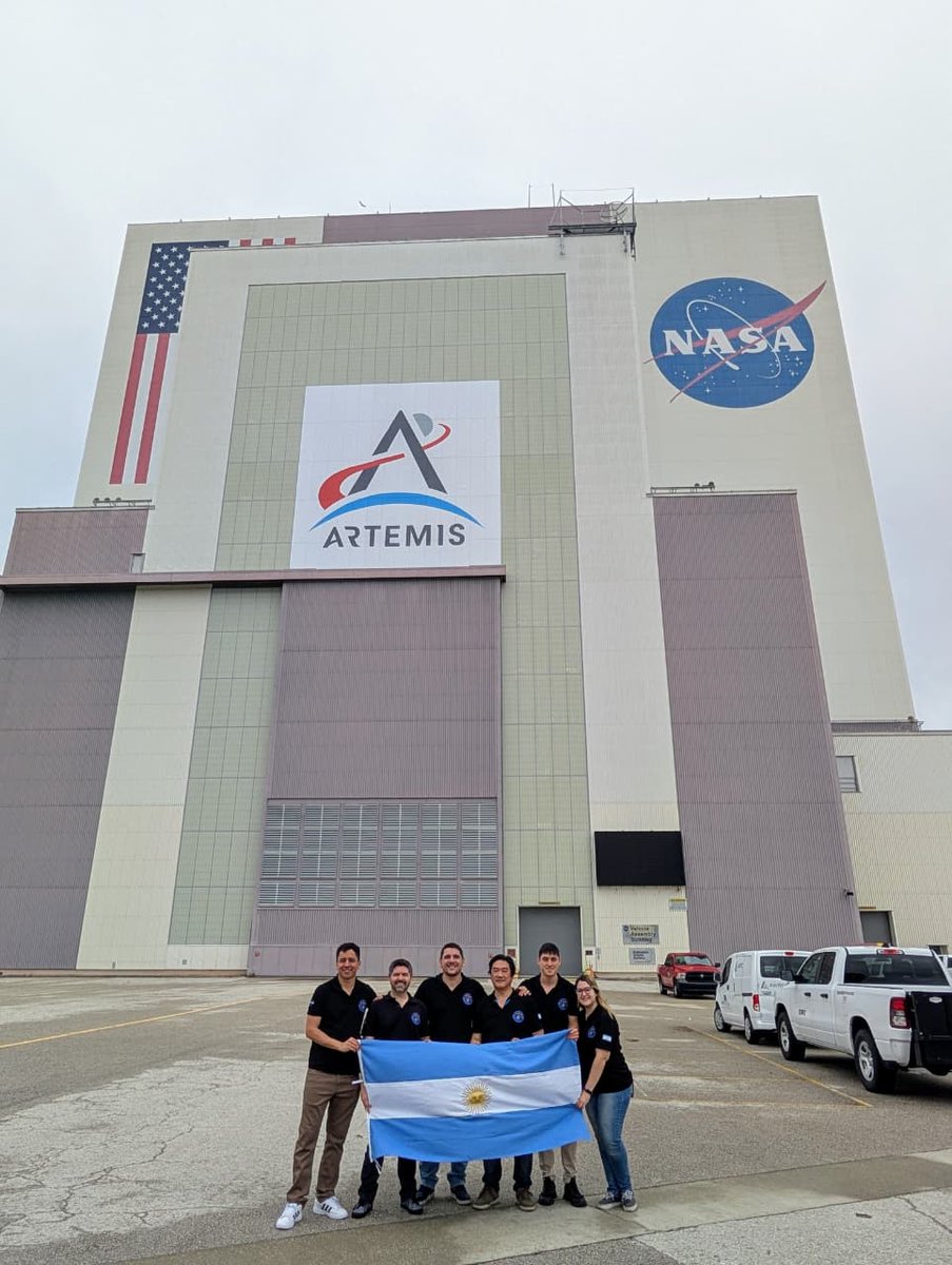 DarioGenua's tweet photo. 🌕🚀ATENEA YA ESTÁ EN LA NASA 

El equipo argentino del satélite ATENEA, integrado por profesionales de @CONAE_Oficial  ya se encuentra en el Kennedy Space Center de la NASA, en Florida, trabajando en los pasos finales antes del lanzamiento de la misión tripulada ARTEMIS II, que viajará a la Luna.

🔧 En la Instalación de Procesamiento de Múltiples Cargas (Multi Payload Processing Facility, MPPF) se realizaron los procedimientos previos: chequeos funcionales tras el transporte, carga de batería, inspección visual, limpieza de partes sensibles y retiro de protecciones. Luego, la NASA verificó las dimensiones del satélite y aprobó su integración.

🛰️ Además, en la misma instalación, ATENEA fue integrado al dispensador que lo conectará al Sistema de Lanzamiento Espacial (Space Launch System, SLS). El equipo visitó también el Edificio de Ensamblaje de Vehículos (Vehicle Assembly Building, VAB), donde se realizará la integración final al cohete, prevista para los próximos días.

El equipo argentino está integrado por:
-Juan Pablo Cuesta González (Líder de Proyecto -CONAE)
-Andrés Sakamoto (Aseguramiento de Misión y Seguridad - CONAE)
-Nicolás Conde (Ensamble, Integración y Ensayos -CONAE)
-Luis Santiago López (Ingeniería de Sistema - CONAE)
-Aldana Guilera (Ingeniería Térmica, UNLP-CTA)
-Joaquín Brohme (Ingeniería Mecánica Estructural, UNLP-CTA)

🌍 ATENEA validará tecnologías críticas para futuras misiones espaciales, abriendo la puerta a nuevas generaciones de satélites nacionales de bajo costo y alto rendimiento.
