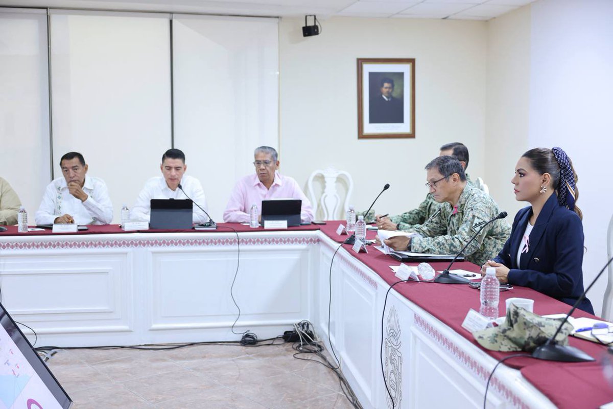 EvelynSalgadoP's tweet photo. Desde la Mesa de Coordinación para la Construcción de la Paz, en la Casa del Pueblo, mantenemos el trabajo coordinado para garantizar la seguridad en la capital del estado.

Gracias a este esfuerzo conjunto y al diálogo permanente, el sector transporte, la actividad económica y las escuelas ya se encuentran reactivados en sus actividades.