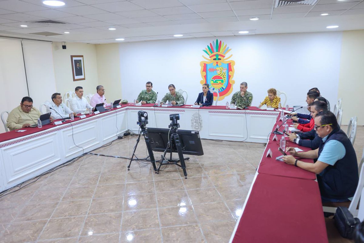 EvelynSalgadoP's tweet photo. Desde la Mesa de Coordinación para la Construcción de la Paz, en la Casa del Pueblo, mantenemos el trabajo coordinado para garantizar la seguridad en la capital del estado.

Gracias a este esfuerzo conjunto y al diálogo permanente, el sector transporte, la actividad económica y las escuelas ya se encuentran reactivados en sus actividades.