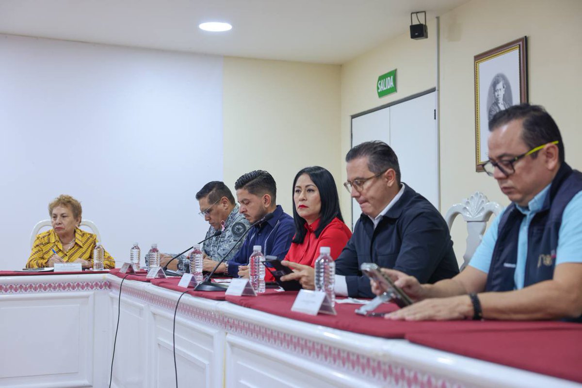 EvelynSalgadoP's tweet photo. Desde la Mesa de Coordinación para la Construcción de la Paz, en la Casa del Pueblo, mantenemos el trabajo coordinado para garantizar la seguridad en la capital del estado.

Gracias a este esfuerzo conjunto y al diálogo permanente, el sector transporte, la actividad económica y las escuelas ya se encuentran reactivados en sus actividades.