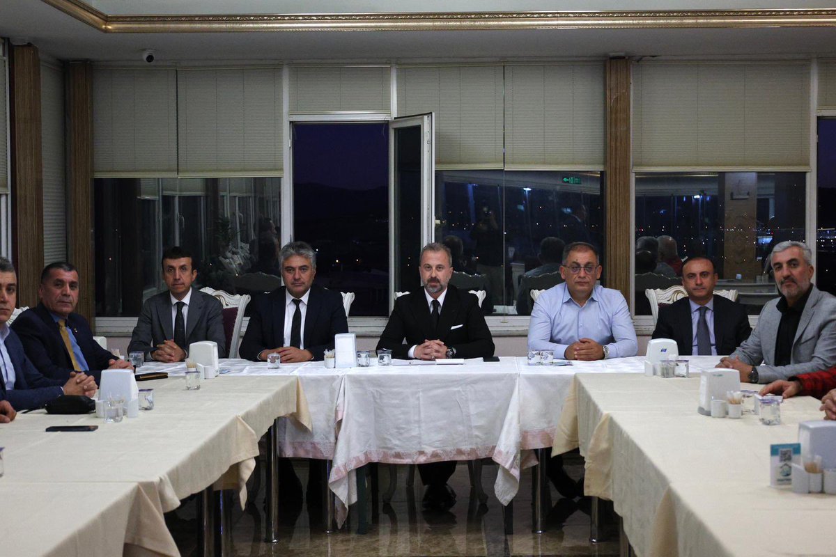 📍 Eğitim Sendikaları Toplantısı
Milli Eğitim Müdürümüz Sayın Beraat Şahin ilimizdeki Eğitim Sendikalarının temsilcileri ile bir araya geldi. Eğitim öğretim ile ilgili çalışmaları ortak akıl ve istişare yöntemi ile yürüteceklerini ifade eden Müdür Şahin, tüm sendikalara eşit