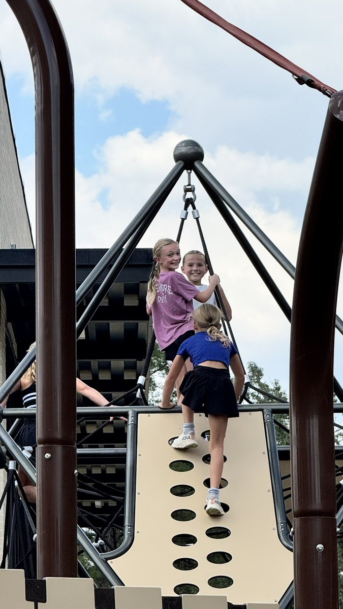 Having a blast on our new playground here at <a href="/HumbleISD_WCE/">Willow Creek Elem</a> !! ❤️💙