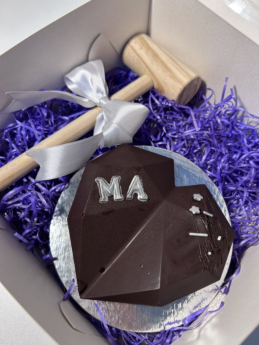 Agus_Santamaria's tweet photo. Hola a todos ! 
Estoy vendiendo estos corazones rellenos para el día de la madre 🤍 

Sabores
- Oreo 
- Chocotorta 
- Brownie 

Cualquier consulta por privado 📩 https://t.co/tACwLjwDcV