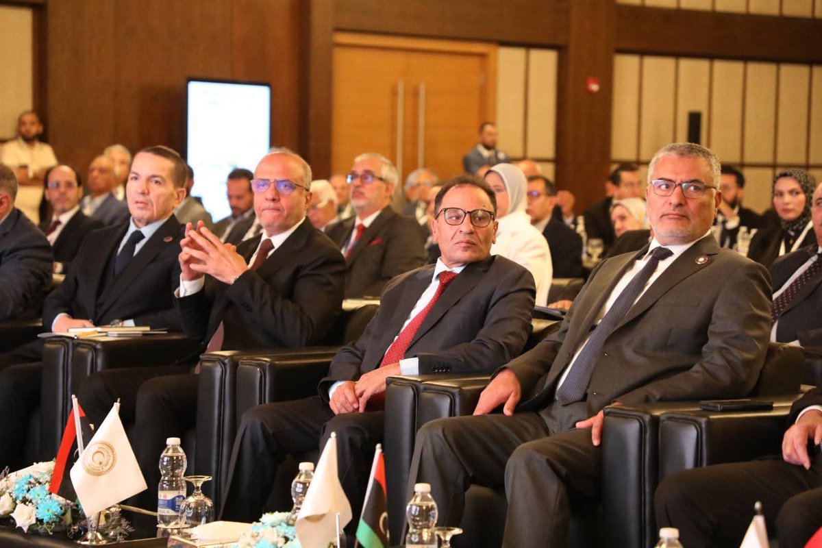 ALafidpc's tweet photo. سعدت اليوم بالمشاركة في المؤتمر الوطني للتعليم العالي والبحث العلمي، والذي شهد الإعلان عن الاستراتيجية الوطنية للقطاع، وهي خطوة محورية نعتبرها حجر الزاوية لمستقبل بلادنا.

وقد أكدنا في كلمة بالمناسبة أن الاستثمار في التعليم هو خيار استراتيجي لدعم استقرار ليبيا وتنميتها المستدامة، وأن العقد القادم ليس وقت انتظار، بل زمن الريادة والتجديد، زمن الابتكار قبل التقليد، وزمن المبادرة قبل الاستجابة. 

نحن في المجلس الرئاسي نضع التعليم العالي والبحث العلمي في صميم أولوياتنا، إيماناً بأن السيادة الحقيقية تبدأ بسيادة الفكر والمعرفة، وأن النهضة لا تُبنى إلا على عقول متفتحة وعلم متقد. لذا، ندعو إلى عقدٍ جامعٍ بين الدولة والجامعة، والباحث وصانع القرار، والطالب وسوق العمل، ليكون العقد القادم هو عقد التحول الأكاديمي وولادة ليبيا المبدعة، المنتجة للمعرفة والقادرة على المنافسة والابتكار.