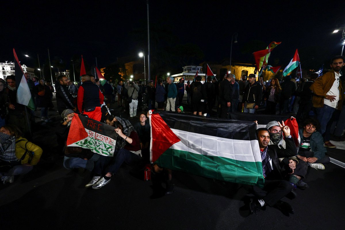El_Bilade's tweet photo. احتجاجًا على اعتراض بحرية الإحتلال الإسرائيلية سفن #أسطول_الصمود..  مظاهرة في #روما  تضامنًا مع #الأسطول https://t.co/j0terPgAG8