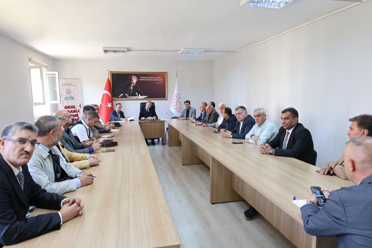 📍 Lise Müdürleri Toplantısı
Milli Eğitim Müdürümüz Sayın Beraat Şahin Ortaöğretim kurumlarımızın müdürleri ile bir toplantı gerçekleştirdi. Toplantıda Türkiye Yüzyılı Maarif Modeli kapsamında yürütülen çalışmalar değerlendirildi. <a href="/tcmeb/">Millî Eğitim Bakanlığı</a> <a href="/Yusuf__Tekin/">Yusuf Tekin</a> <a href="/numanhatipoglu/">Numan Hatipoğlu</a>