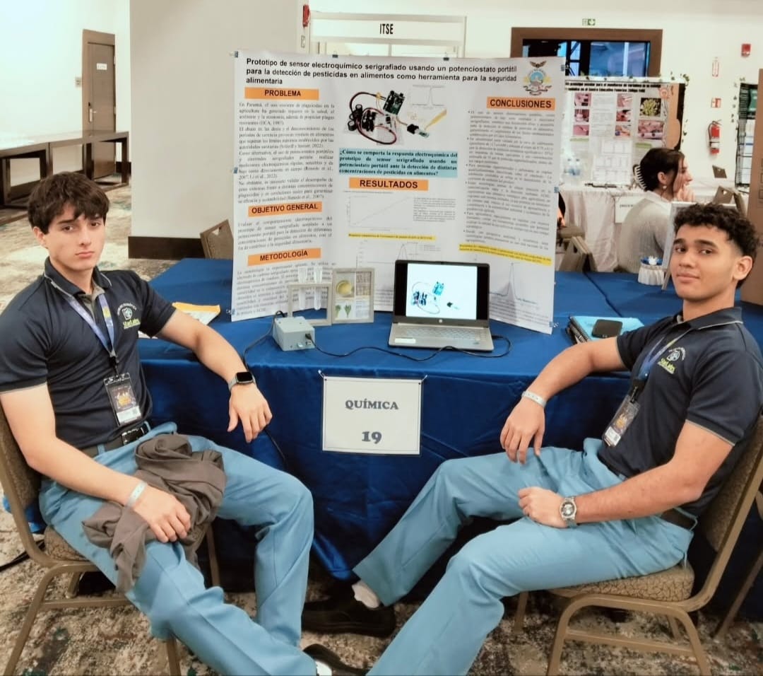 🌟 Jóvenes del CFIBA brillaron en la Feria Científica Nacional 2025 🔬🚀 con dos proyectos premiados 🏆🥈🥉 en Biología y Química. Con el apoyo de la Prof. Noris Chávez 👩‍🏫 y el Dr. José Iván Isaza de la <a href="/UTPCocle/">UTP Cocle</a>  🎓, demostraron talento, innovación y compromiso con la ciencia.