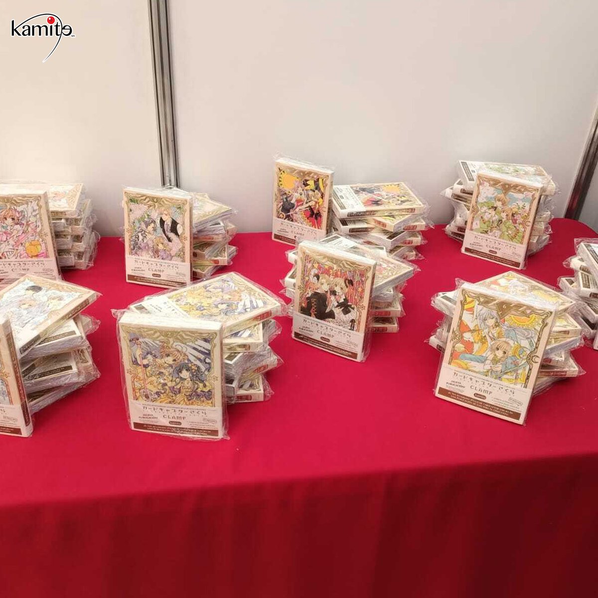 kamite_manga's tweet photo. 🗓️✨ 📚¡Prepárense para soñar y aprender con #Kamite en #Papirolas 2025! 🤩
A partir de hoy al 5 de octubre, niñas, niños y jóvenes podrán sumergirse en #kamitítulos llenos de fantasía, magia, aventura y ciencia ficción. 🪄😮💖 https://t.co/V4dxAsVJlI