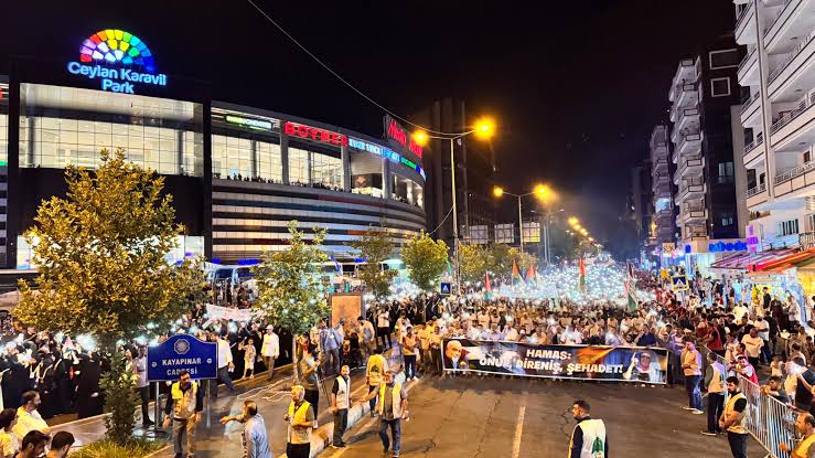 İbrahim'in, Musa'nın, İsa'nın, Muhammed'in Rabbi olan Allah'ım!
Görünür ordulardan fayda yok, Görünmez ordularınla cesur yürekleri koru, maksatlarına vasil eyle Rabbim.
Senin gücün her şeye yeter..
#GlobalSumudFlotilla