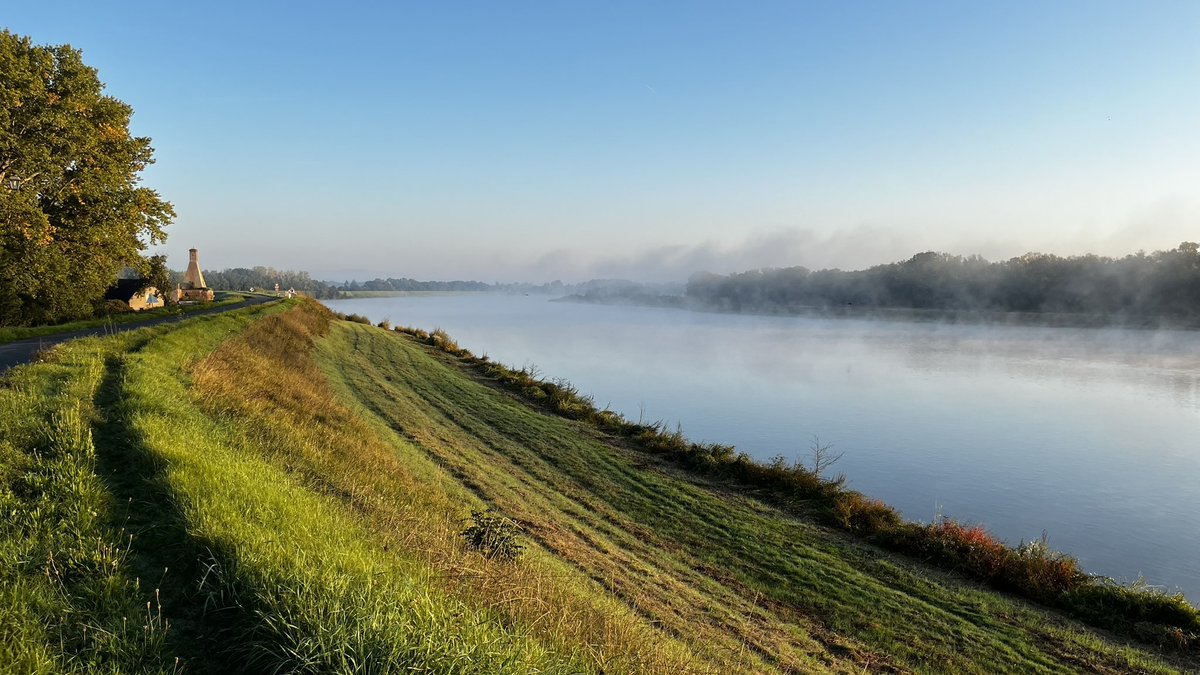 Quand, ce matin, en me rendant à Sully/Loire pour une réunion avec le <a href="/SDIS45/">Pompiers du Loiret</a>, le #ValDeLoire s’est offert sous son plus beau visage

Au-dessus de la #Loire, le soleil levant perçant la brume, nous rappelle combien <a href="/leloiret/">Le Loiret</a> est riche de son patrimoine naturel. 

#Guilly #Loiret