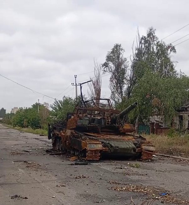 Ghost132607472's tweet photo. 5785/
1-2. Destroyed 2S22 "Bohdana" self-propelled howitzer of the AFU on the Tatra Phoenix chassis.
3. A #Leopard2A4 tank and also destroyed. https://t.co/08N5RsiMSY