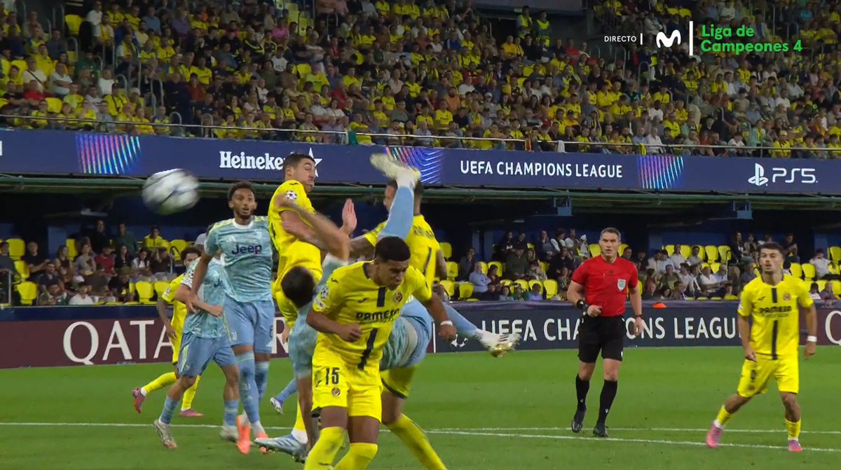 🖥️💥 El VAR volvió tarde del descanso en el Villarreal - Juventus.

👉🏻 Gatti anota tras realizar una chilena en la que termina golpeando en la cabeza de Rafa Marín.

❌ 𝗘𝗦 𝗙𝗔𝗟𝗧𝗔.

📖 "Las chilenas están permitidas, siempre que no entrañen ningún peligro para el rival".