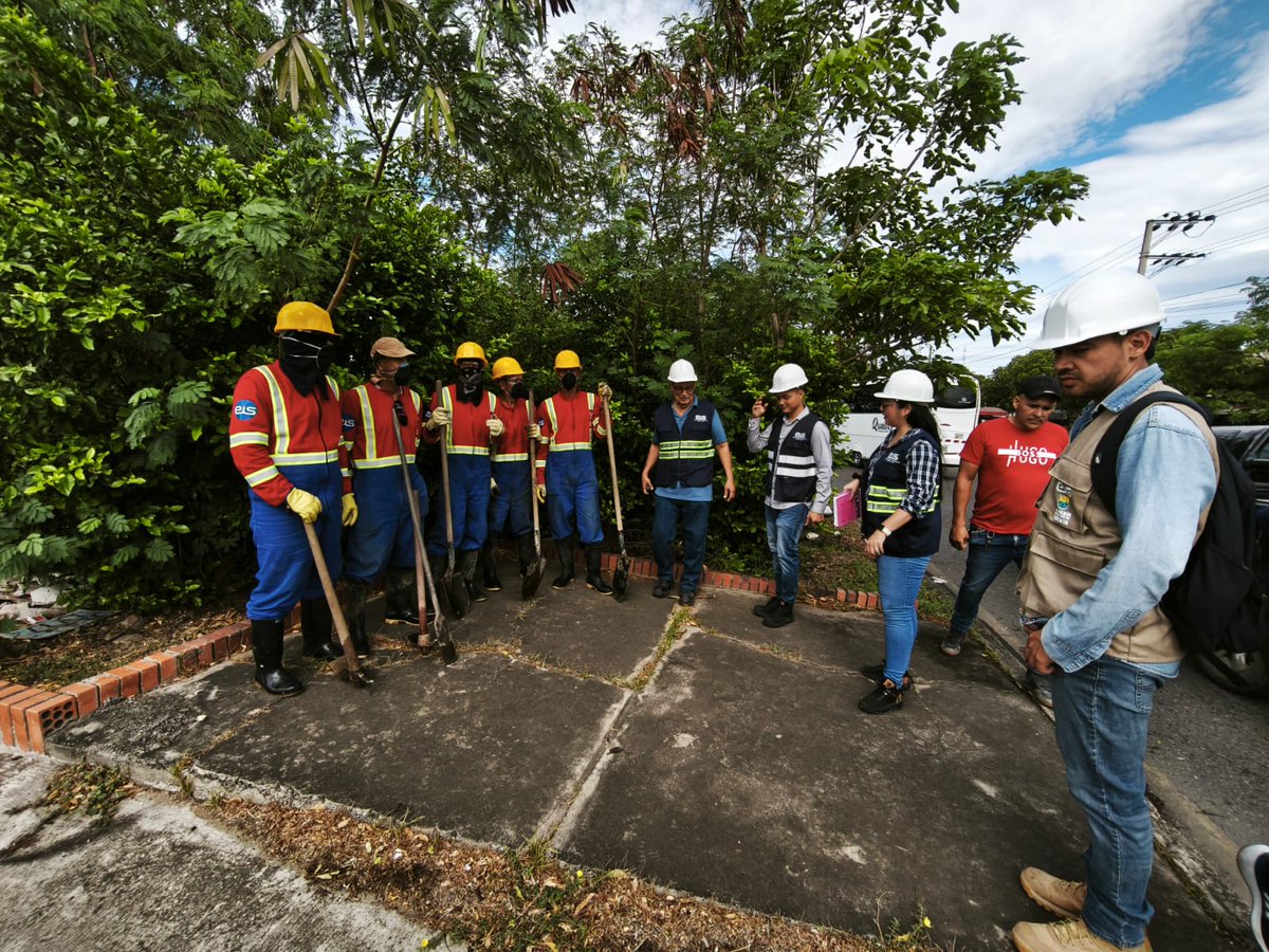 La EIS Cúcuta, junto al contratista de la obra, avanza en la optimización del canal Claret.
Hoy nuestros funcionarios acompañaron a ingenieros y obreros en terreno para dar instrucciones y agilizar resultados.
Comprometidos con una ciudad más segura y sostenible. 

#EISCúcuta