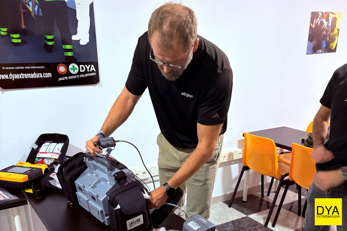 #FormaciónDYA | 📚✨ Formación continuada en Electromedicina.

De la mano del responsable de zona de <a href="/strykercareers/">strykercareers</a> , hemos podido profundizar en el uso y mantenimiento de los equipos Lifepak ⚡️, una herramienta vital en la atención a emergencias y soporte vital avanzado.