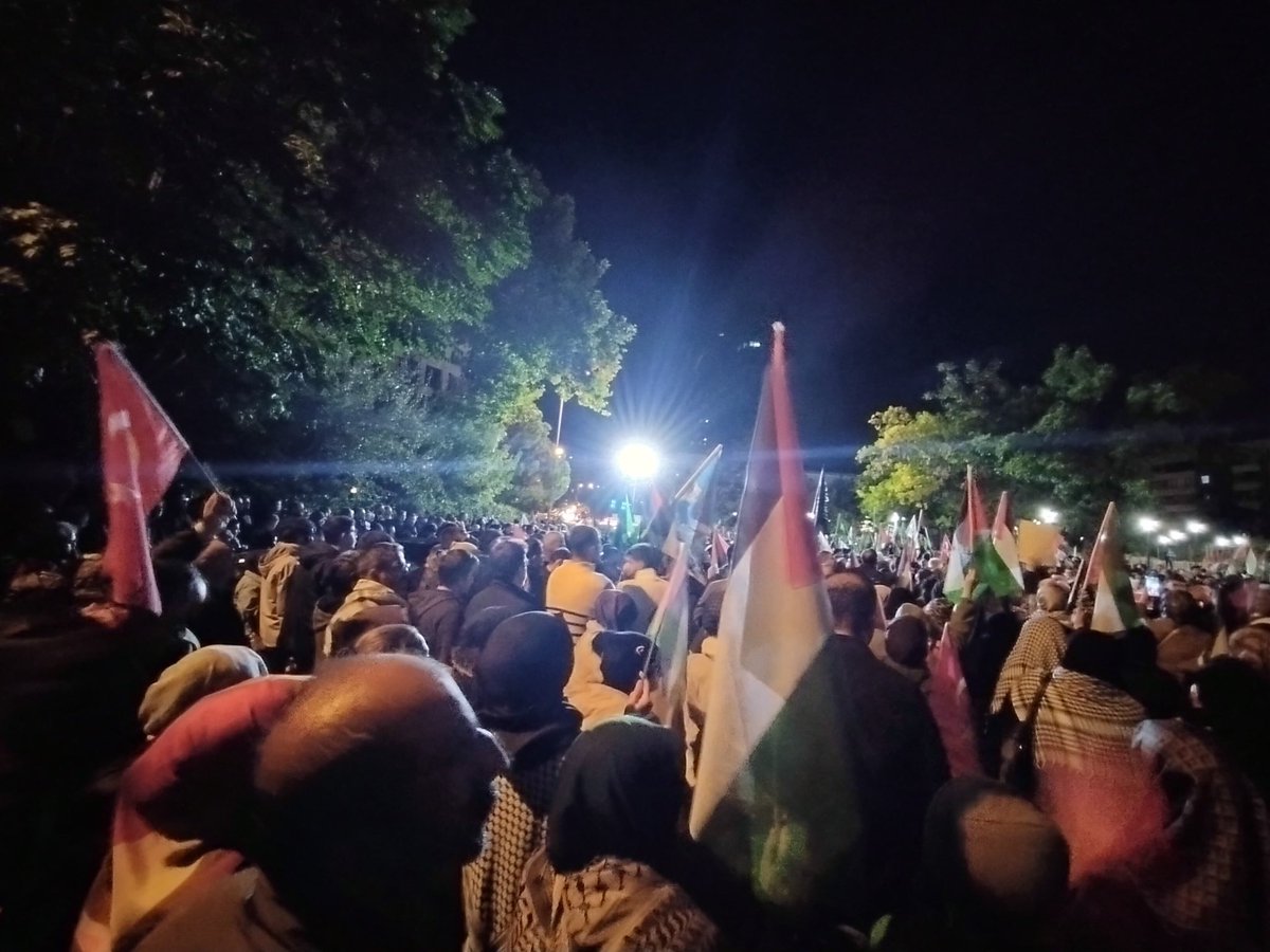 📍Meydanlardayız!

Siyonist İsrail tarafından Küresel Sumud Filosuna gerçekleştirilen saldırı "Barış Planı"olarak lanse edilerek sözde anlaşmanın bir sahtekârlıktan ibaret olduğunu gözler önüne sermiştir.

Amacı sadece insani yardım taşımak olan bu sivil filoya yapılan hukuksuz