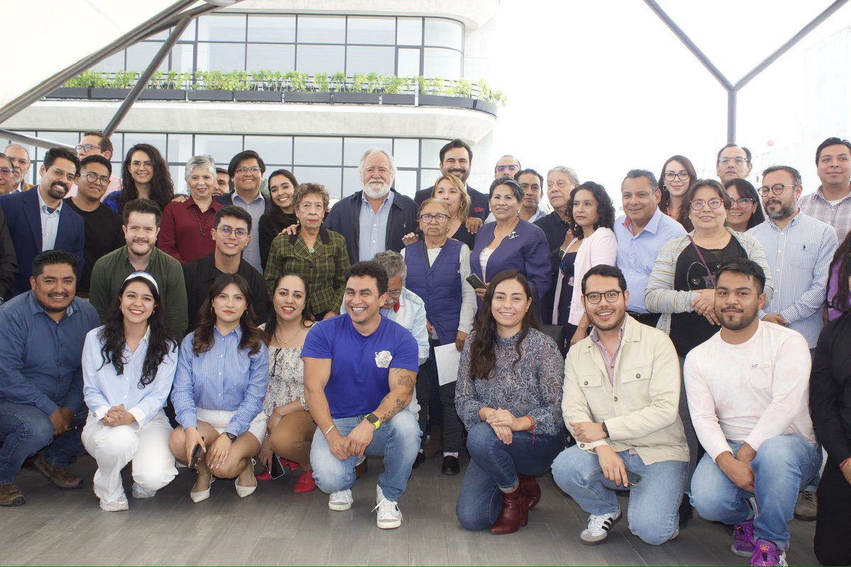 En medio de aplausos el exsecretario de Planeación <a href="/A_Encinas_R/">Alejandro Encinas</a> se despidió del equipo de #MetrópolisCDMX, luego de informar sobre su designación que como Representante Permanente de México ante la <a href="/OEA_oficial/">OEA</a>, hizo la Presidenta <a href="/Claudiashein/">Claudia Sheinbaum Pardo</a> y ratificó el <a href="/senadomexicano/">Senado de México</a>