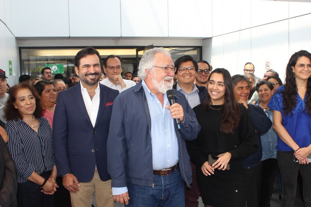 MetropolisCDMX's tweet photo. En medio de aplausos el exsecretario de Planeación @A_Encinas_R se despidió del equipo de #MetrópolisCDMX, luego de informar sobre su designación que como Representante Permanente de México ante la @OEA_oficial, hizo la Presidenta @Claudiashein y ratificó el @senadomexicano https://t.co/7zs1LRDyY5