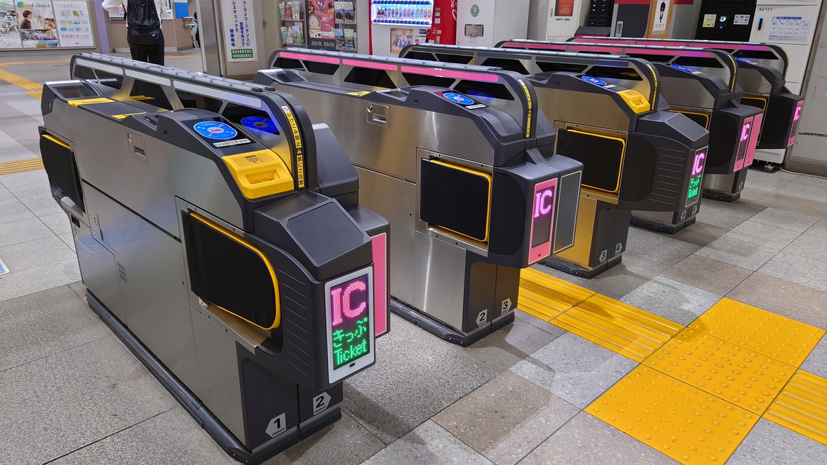 ysmt_051189's tweet photo. 西武線の駅に導入された新型自動改札機。きっぷの代わりとなるQR乗車券リーダが目立ちます。 https://t.co/8vd5Wje6Gt
