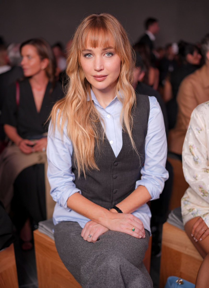 JLawSpain's tweet photo. Jennifer Lawrence en el desfile de Dior en Paris hoy. https://t.co/DQUPxqd0Jn