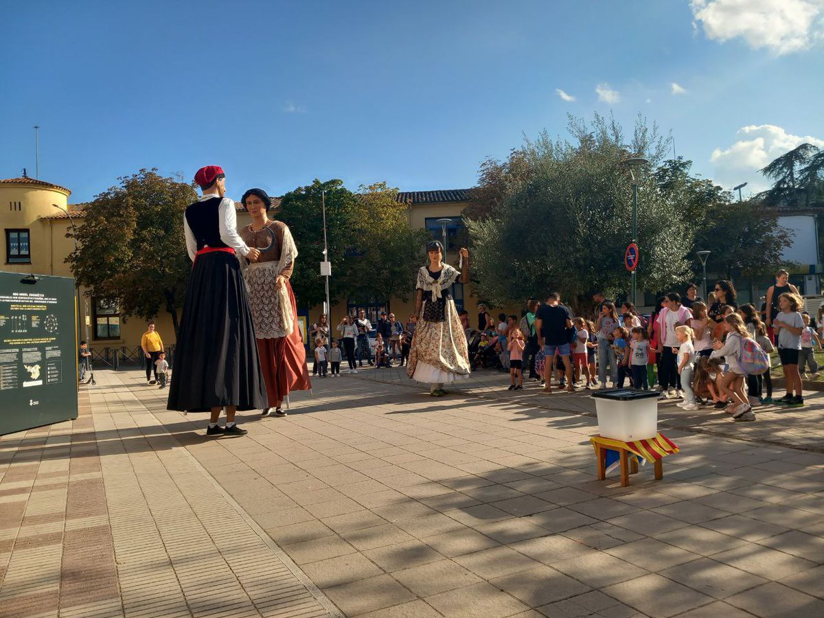 A #SCFarners hem recordat l’històric #1oct2017 ballant sardanes a l’entorn d’una urna, menjant xocolata desfeta, dansant amb els gegants i participant a la taula rodona sobre: Què se n’ha fet de l’1 d’octubre?