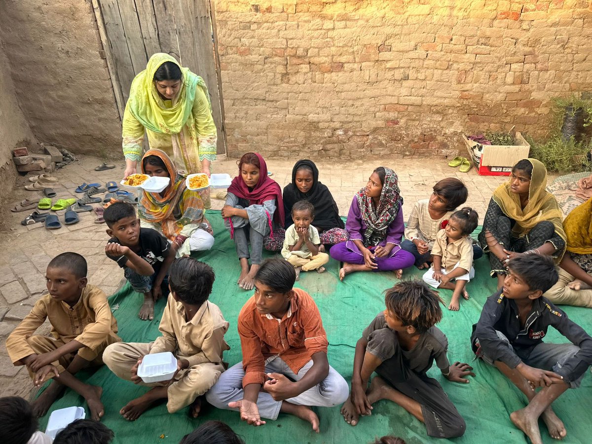 Feeding the slave children’s 🙏