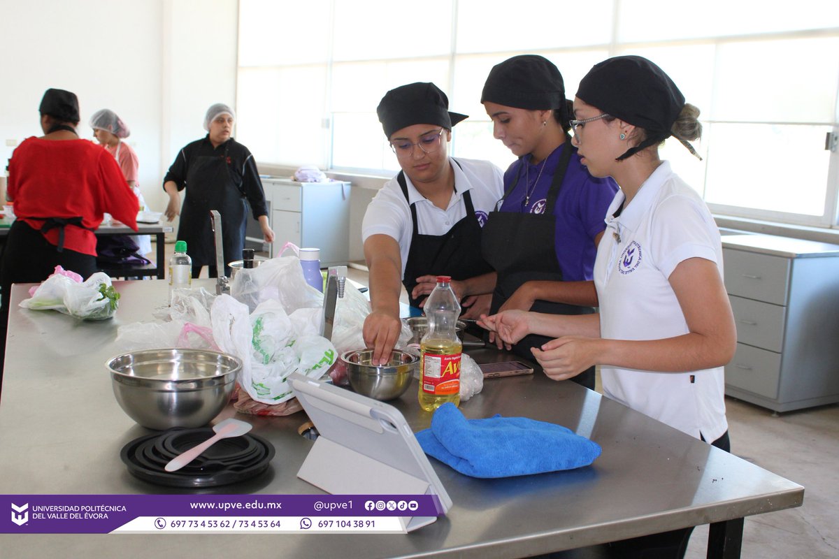 UPVE1's tweet photo. Estudiantes de la carrera de Lic. en Gastronomía realizaron distintos tipos de vinagretas, en la materia de Bases Culinarias I, impartida por el chef Daniel Silverio.
Se utilizaron ingredientes como: aceite de oliva, aceite de ajonjolí, vinagre, cilantro, jengibre, naranja, etc. https://t.co/nlgkIt1OWF