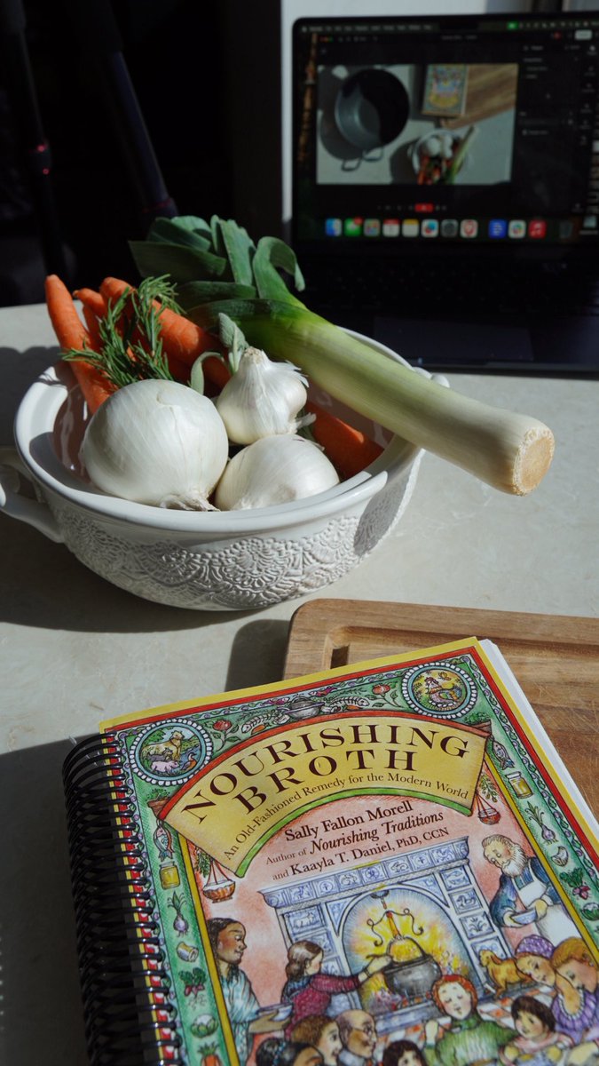 SimplyRealFood's tweet photo. Making bone 🦴 broth today! https://t.co/BOUIA0vyY3