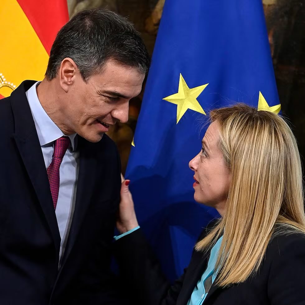 La política de titulares tiene las patas cortas. Anunciar que una fragata de la <a href="/Armada_esp/">Armada</a> va a proteger a la flotilla implica la responsabilidad de hacerlo. Desprestigio para nuestros militares y ridículo europeo. Hay formas más dignas de hacer el paripé para reclamar el Nobel