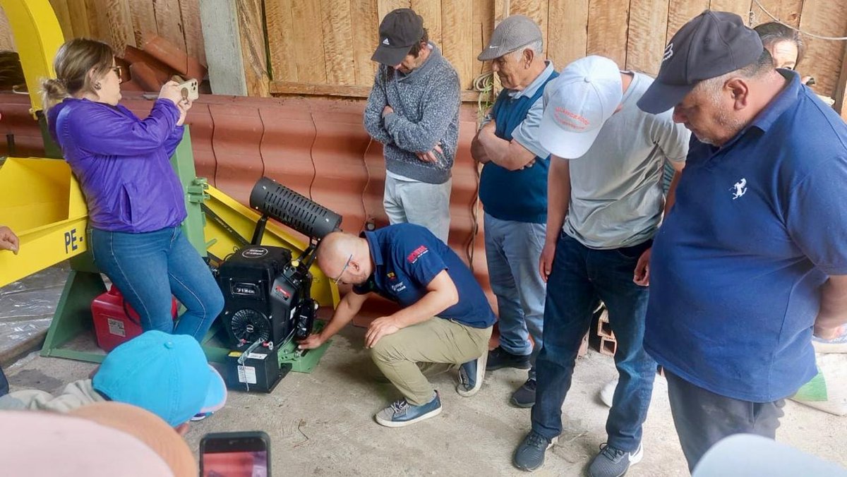 Agricultura_CZ6's tweet photo. #Azuay| En la comunidad San Francisco, parroquia Palmas #SevillaDeOro, entregamos una picadora de pasto para ensilaje, como parte del Proyecto Nacional de Reconversión y Sostenibilidad Ganadera, fortaleciendo la producción ganadera de la zona. 🐄📷 #ElNuevoEcuadorImpulsa https://t.co/vjdxkhzqop