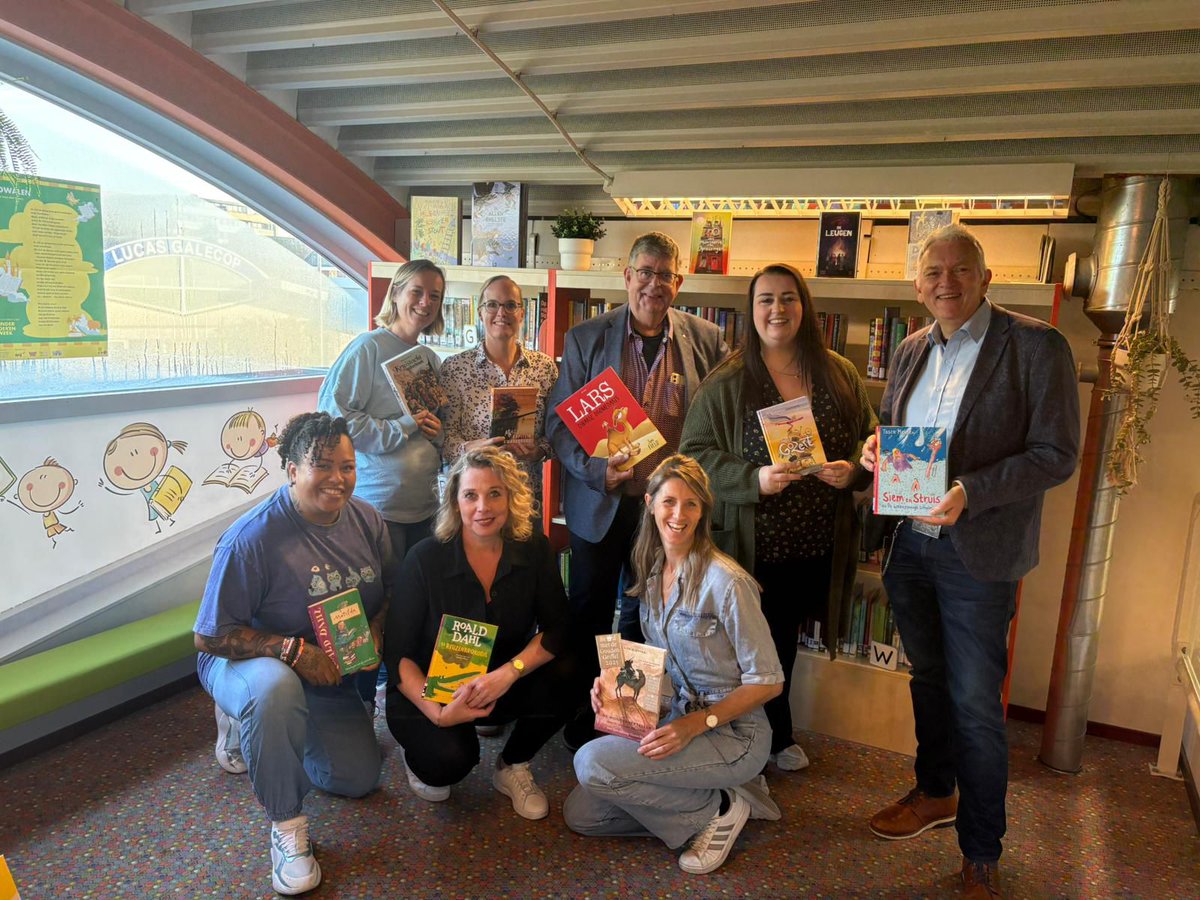 RoelZuidhof's tweet image. En nog een foto van het team wat hier zo hard aan heeft gewerkt #dbos #bibliotheekopschool #Julianaschool #Nieuwegein @BiebNieuwegein @Gem_Nieuwegein