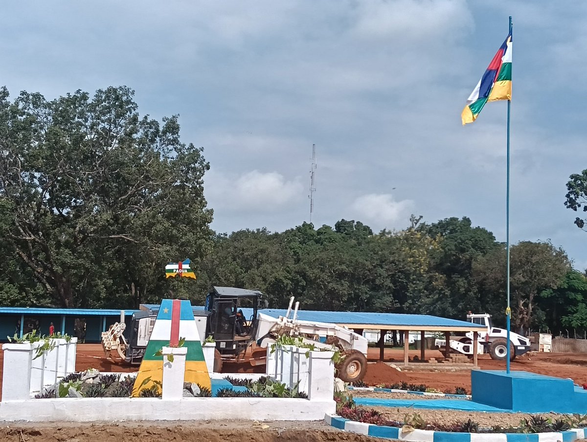 CCFFAA_PERU's tweet photo. #MisiónDePaz| En tan solo 184 horas, nuestros #cascosazules, que integran la @UN_CAR, construyeron la plaza principal estatal de la ciudad de #Paoua en República Centroafricana. 1/3
@Agencia_Andina @canalN_ @RPPNoticias @MindefPeru @exitosape @peru21noticias @peru21noticias https://t.co/1bkIAYCqAa