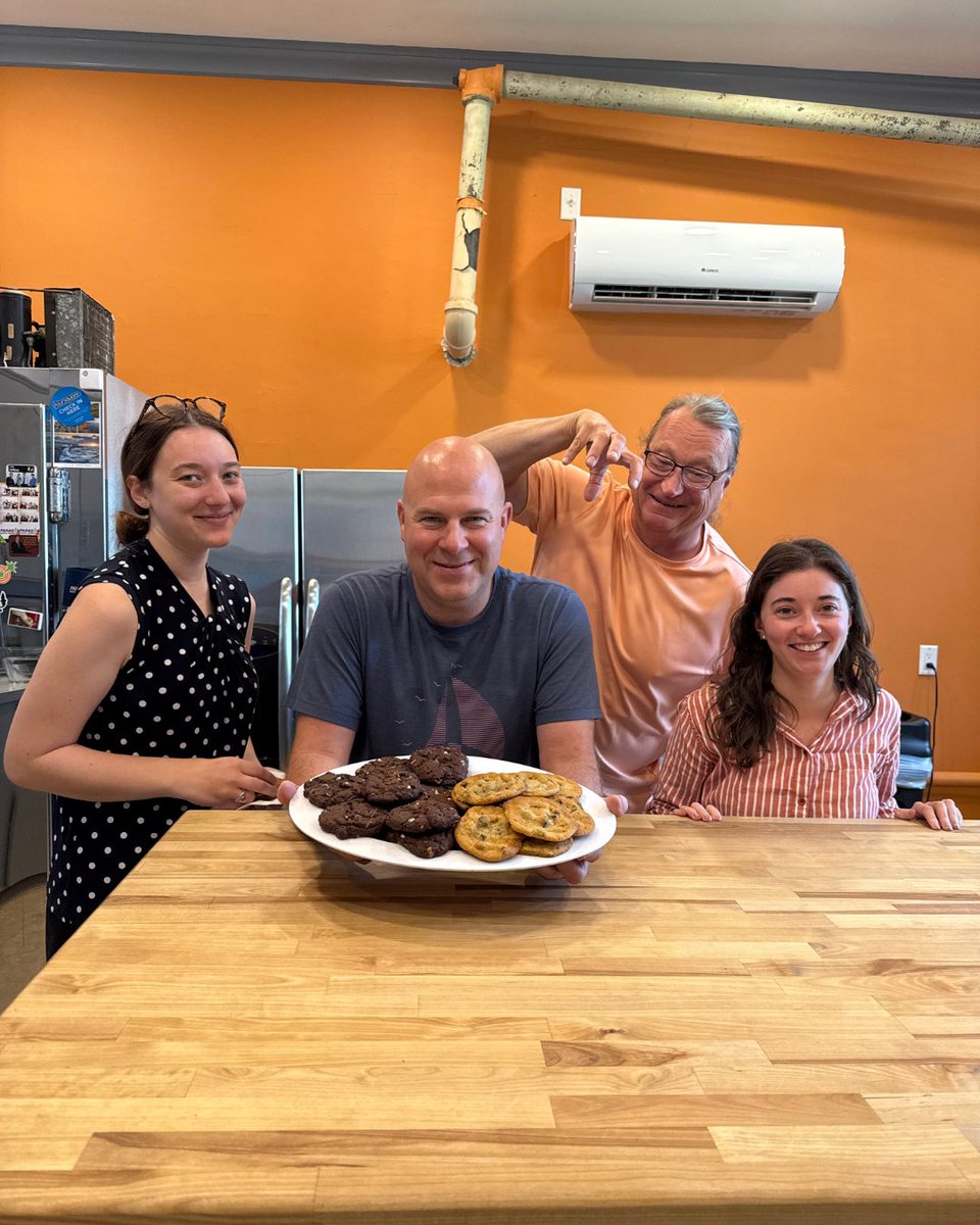 We love a good debate: SEO vs. PPC, short-form content versus long-form, and now... Dark mode vs. light mode cookies. Thanks to Mike's baking superpowers, Fresh Cookie Friday turned into a delicious test of preferences. So, which team are you on?
#paragondigital #freshcookies