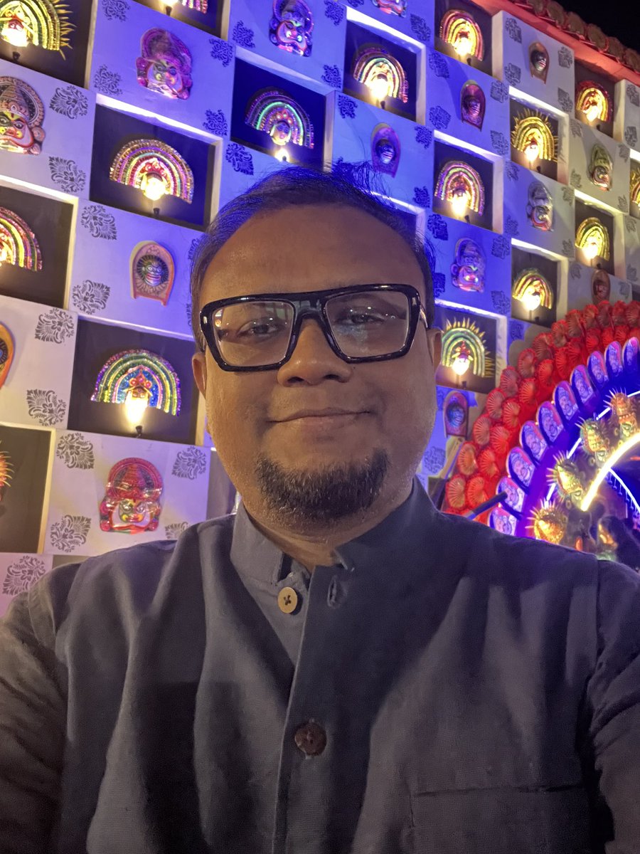 Inspite of a busy week, I did not skipped late night pandal hopping in the last 3 days. 

For us the world can run aside but we cannot afford to miss Durga Pujo.