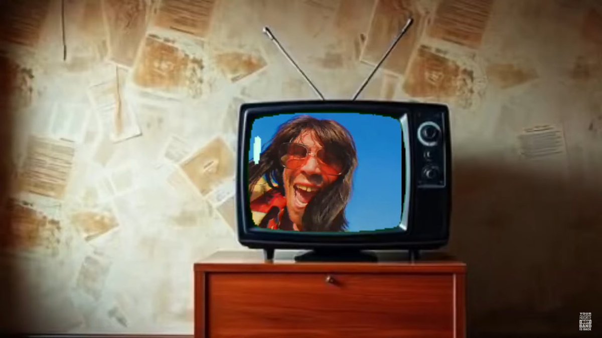 calmsirwin's tweet photo. 5SOS WHAT THE HELL https://t.co/1bbzrLIqc2
