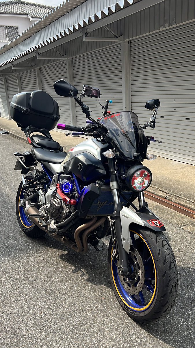 おはようございます٩( ᐛ )و
昨日会社の創立記念日で休みになり
平日休みを利用してよく行く松原の2りんかんまで走りました😊
目的は【スマートモニター】
MT-07に取り付けをお願いしようと行きました😊
2りんかん松原は顔馴染みなんで入店したら即声を掛けてくれて嬉しい😊
高知へはMT-07で挑みます🤩