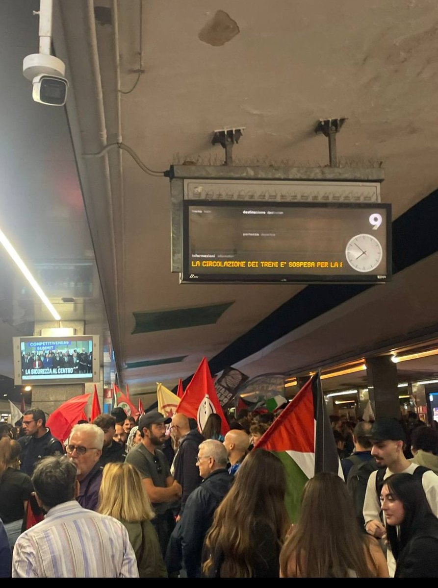 emelhekimoglu's tweet photo. 🚨Gazze'de ki ablukayı kırmak için yola çıkan Sumud Filosu'na destek amaçlı İtalya'nın başkenti Roma'da yürüyüş gerçekleştiriliyor.
#SumudForGaza 
#SumudFlettUnderAttack https://t.co/HL7qEvGk03