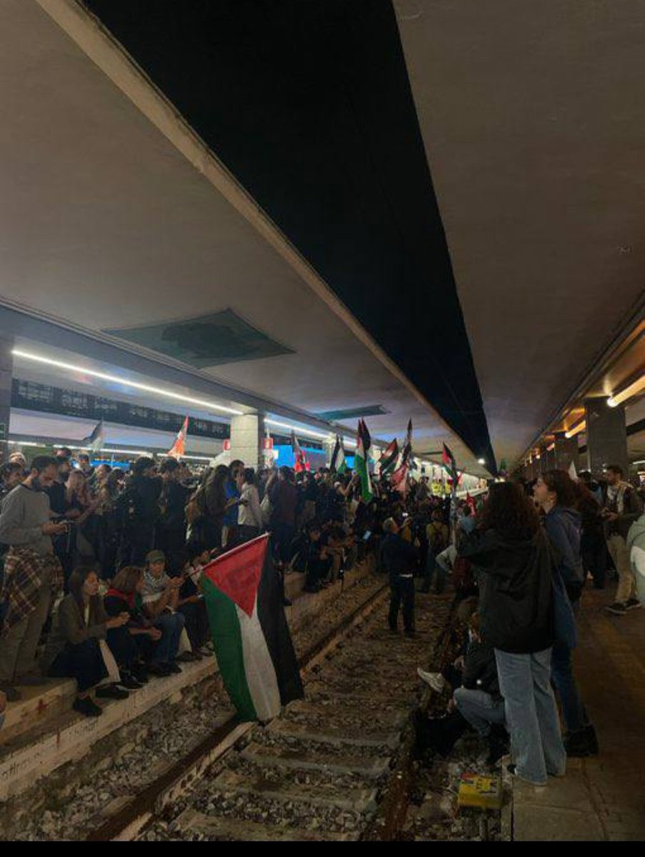 emelhekimoglu's tweet photo. 🚨Gazze'de ki ablukayı kırmak için yola çıkan Sumud Filosu'na destek amaçlı İtalya'nın başkenti Roma'da yürüyüş gerçekleştiriliyor.
#SumudForGaza 
#SumudFlettUnderAttack https://t.co/HL7qEvGk03
