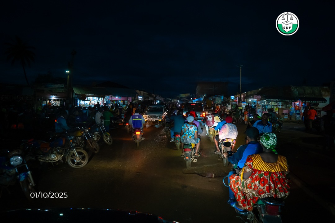 Les populations sont restées très tard pour voir le chairman <a href="/JoshuaOsih/">Joshua Osih</a> !!!
La vague orange #JOSHSOLUTIONS gagne le Cameroun!!!