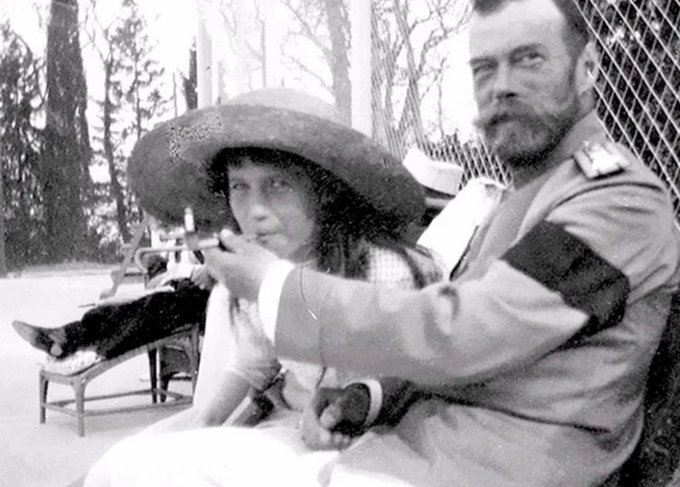 The_Observer01X's tweet image. Николай II прикуривает папиросу для своей четырнадцатилетней дочки Анастасии.

И немного фактов:
За период с 1884 по 1909 год члены императорской семьи убили 638 830 животных во время организованных охот
Николай лично любил стрелять ворон, кошек и собак во время прогулок.