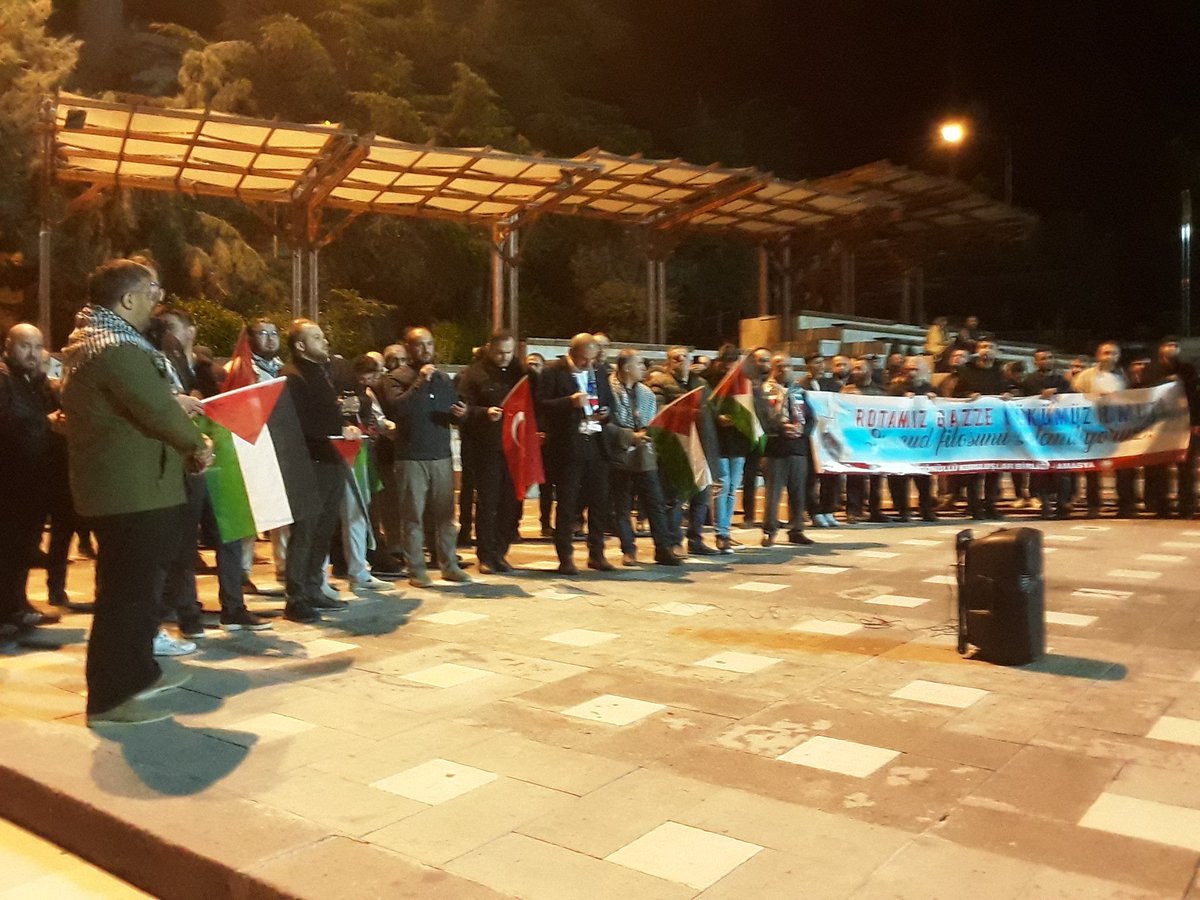 IHHAmasya's tweet photo. Amasya Yavuz Selim Meydanında Sumud filosuna destek olmak için toplandık.
#SumudFlotillaSaldırıAltında 
#GlobalSumudFlotilla https://t.co/vxZIMfQNMH